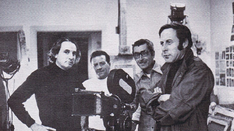 Cristino de Vera en su estudio, junto al director de cine Tharrats y sus colaboradores